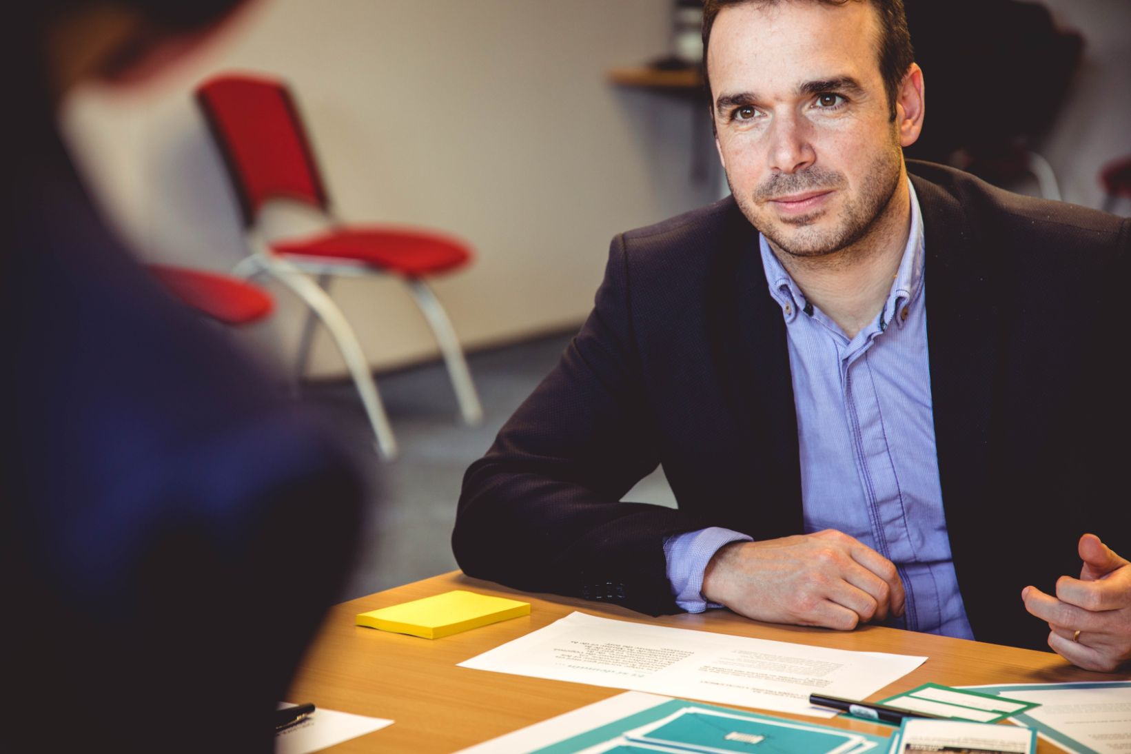 商談での通訳風景イメージ